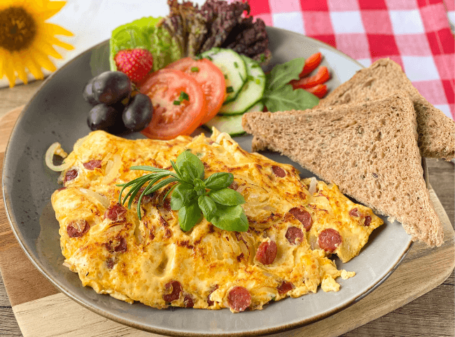 Herzhaftes Omelette mit Salami und Käse