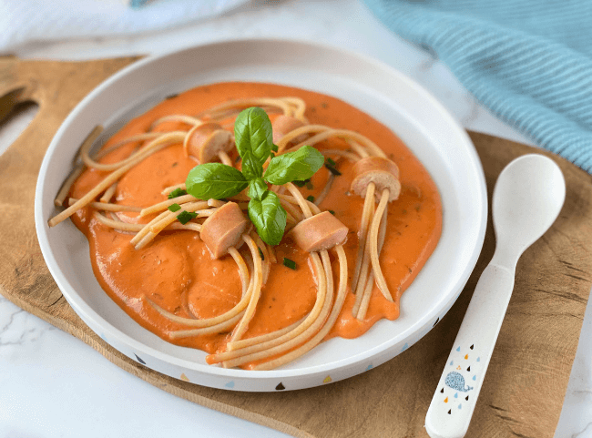 Spaghetti-Spinnen mit Würstchen und schneller Tomatensosse