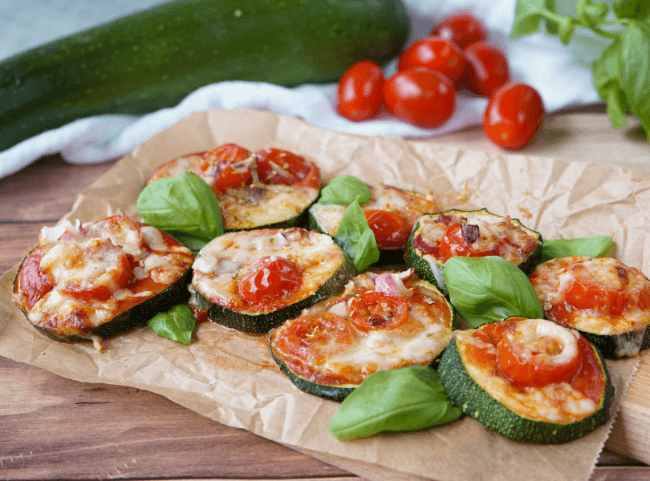 Zucchini Pizza - überbackene Zucchinischeiben