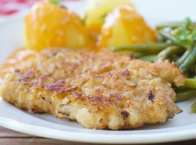 Paniertes Schnitzel - einfaches Rezept als Familienkost