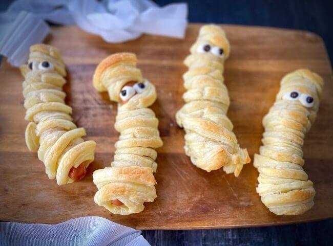 Würstchen im Schlafrock als Mumien für Halloween