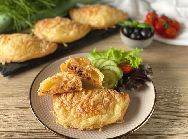 Mediterrane Blätterteigtaschen mit Salami und Käse Mediterrane Blätterteigtaschen mit Salami und Käse