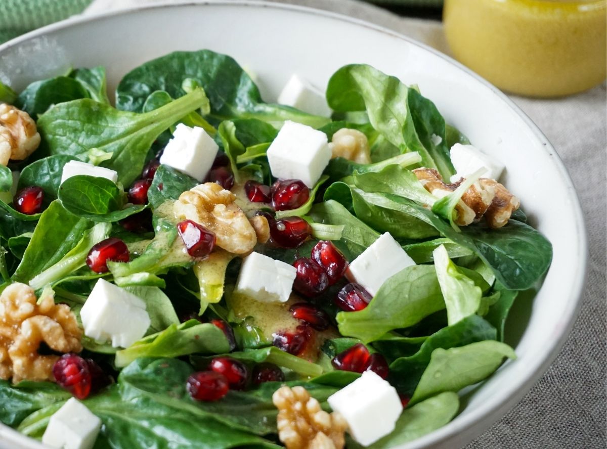 Feldsalat mit Granatapfel und Walnüssen