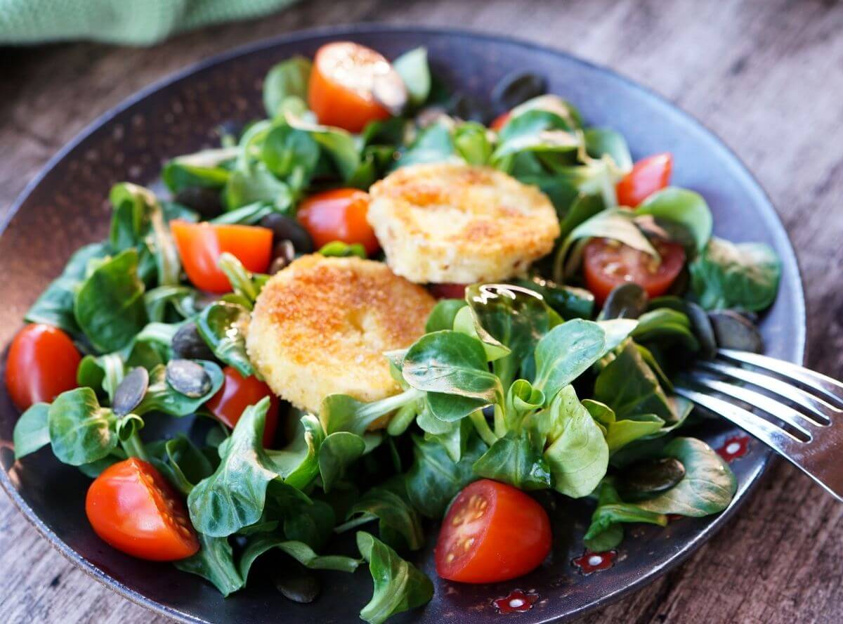 Feldsalat mit gebratenem Ziegenkäse