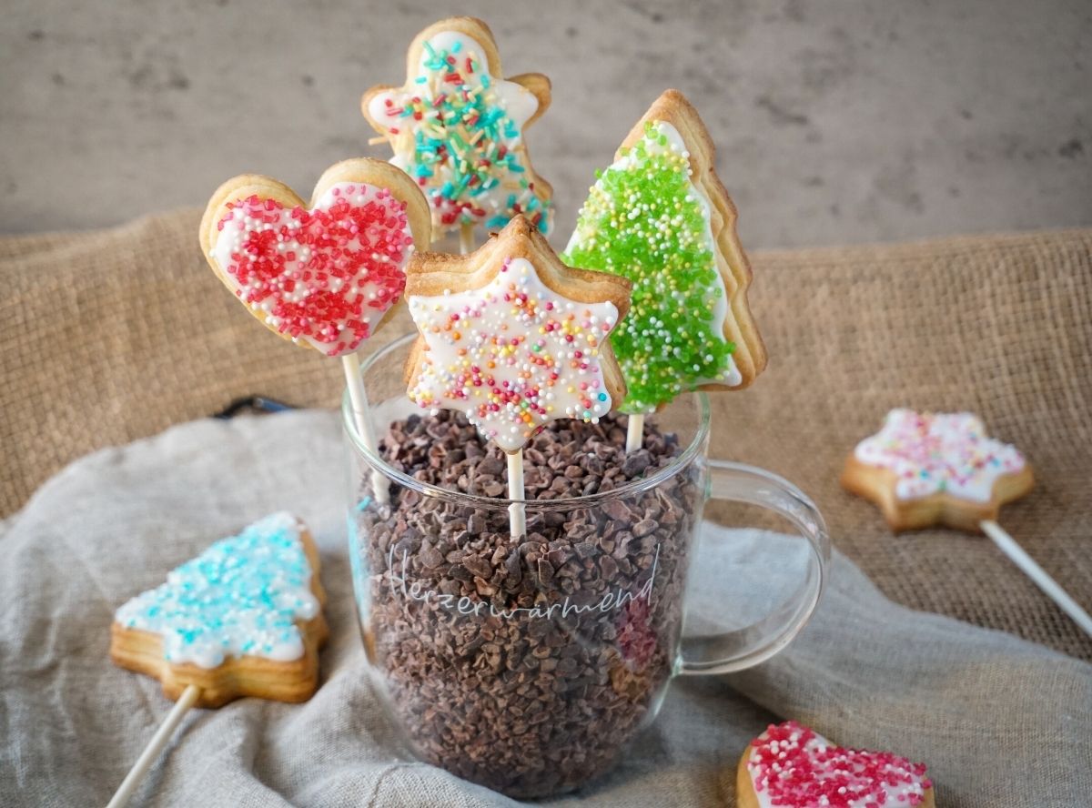 Kekse am Stiel: Weihnachtskekse für Kinder