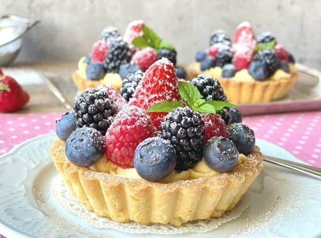 Rezept für Mürbeteig-Torteletts mit Pudding und Beeren