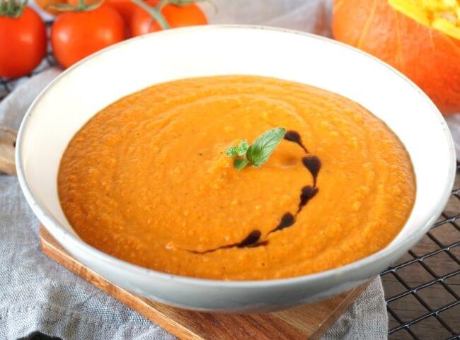 Kürbis-Tomaten-Suppe