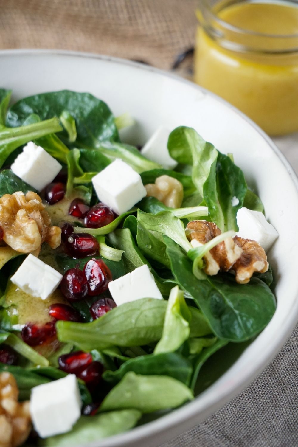 Feldsalat mit Granatapfelkernen, Feta und Walnüssen Feldsalat mit Granatapfelkernen, Feta und Walnüssen