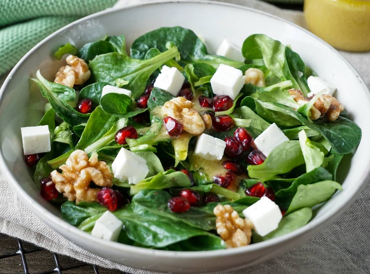 Feldsalat mit Granatapfel und Walnüssen