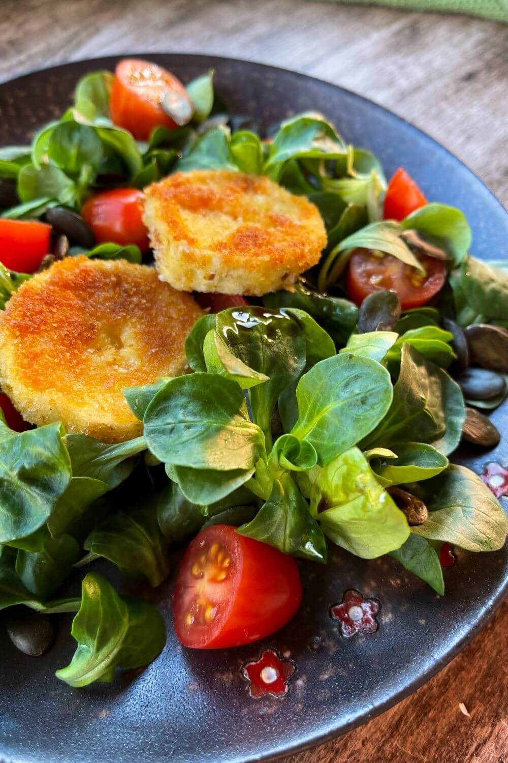 Feldsalat mit gebratenem Ziegenkäse