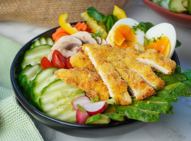 Fettarmes Schnitzel auf Salat