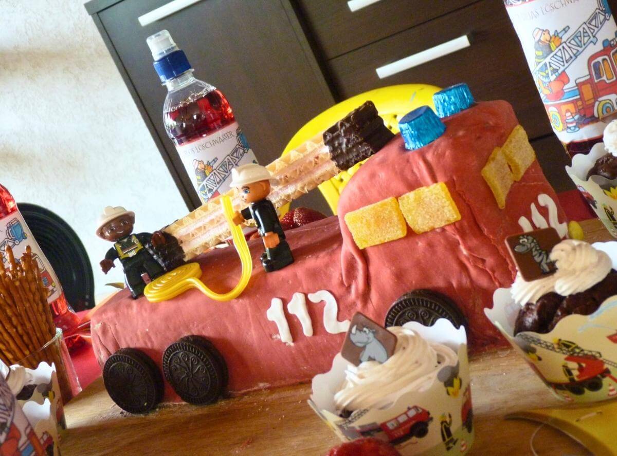 Feuerwehrauto als Kuchen zum Kindergeburtstag backen