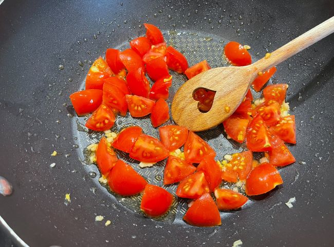 Fischcurry Tomaten anbraten