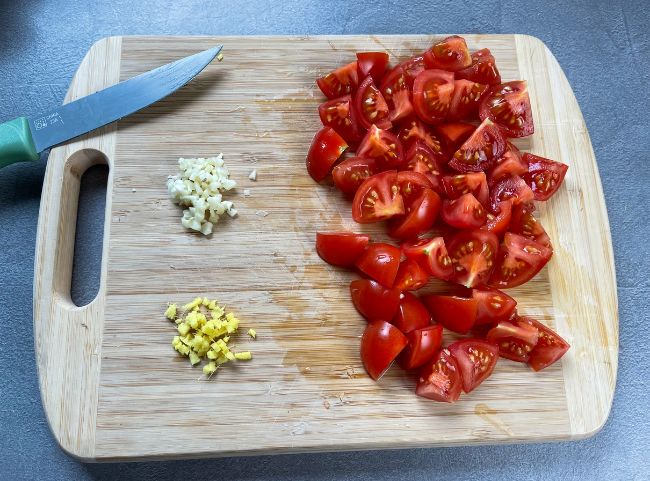 Fischcurry Tomaten Ingwer schneiden