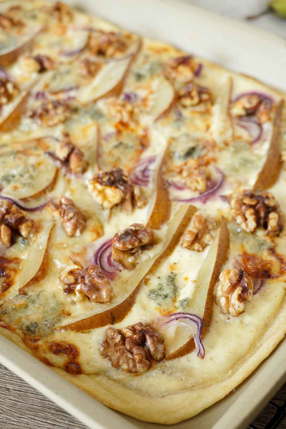 Flammkuchen mit Birne und Gorgonzola