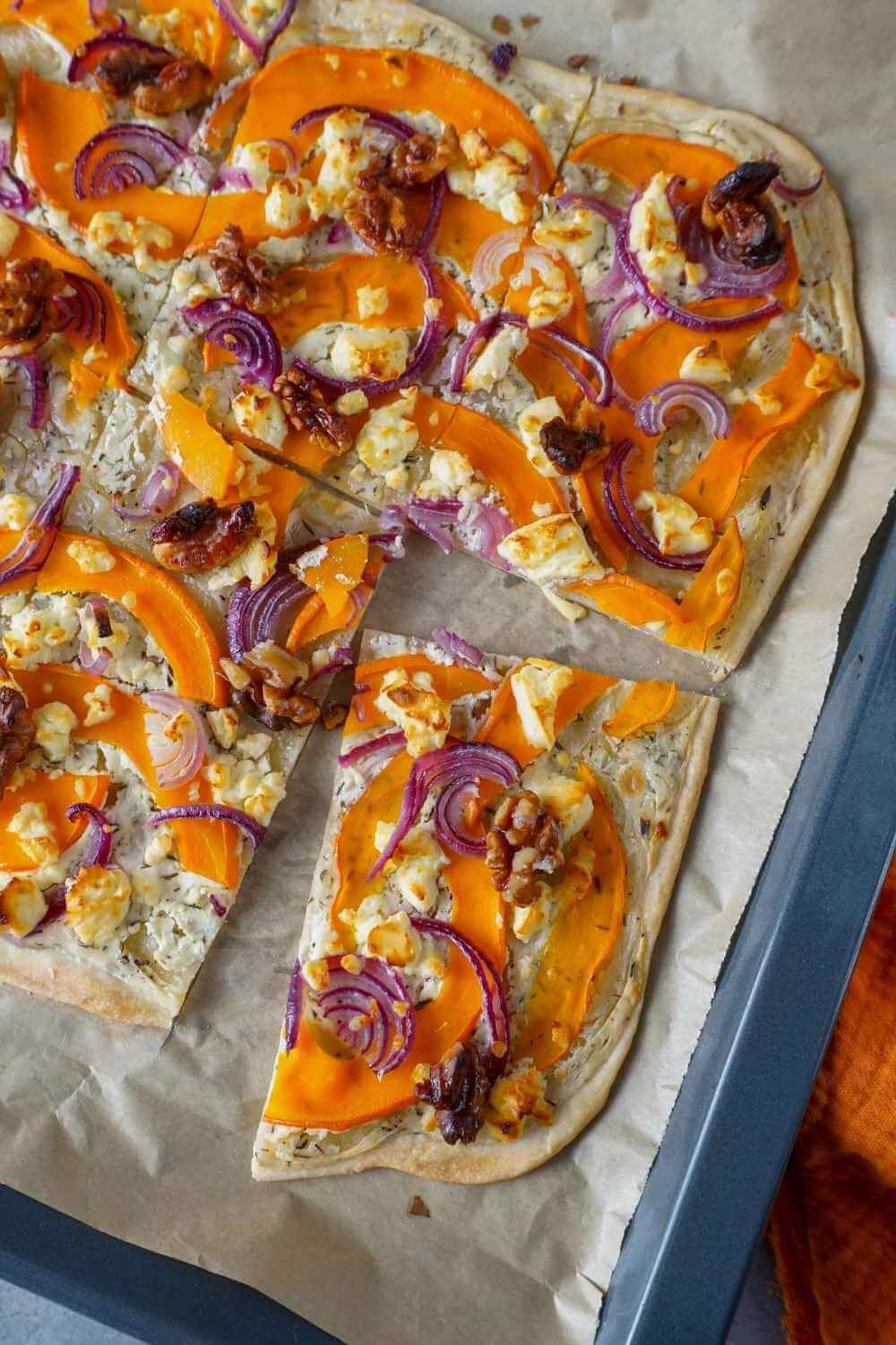 Flammkuchen mit Kürbis und Feta Flammkuchen mit Kürbis und Feta