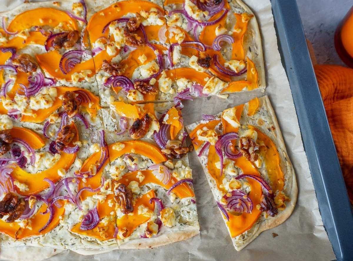 Flammkuchen mit Kürbis und Feta