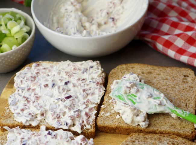 Flammkuchen Toast bestreichen