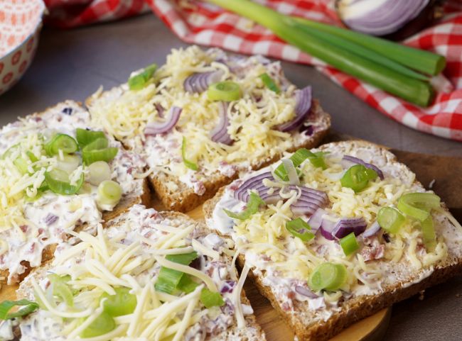 Flammkuchen-Toast mit Käse überbacken