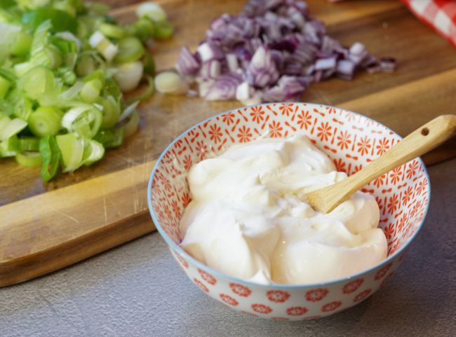 Flammkuchen-Toast Creme Fraiche verrühren