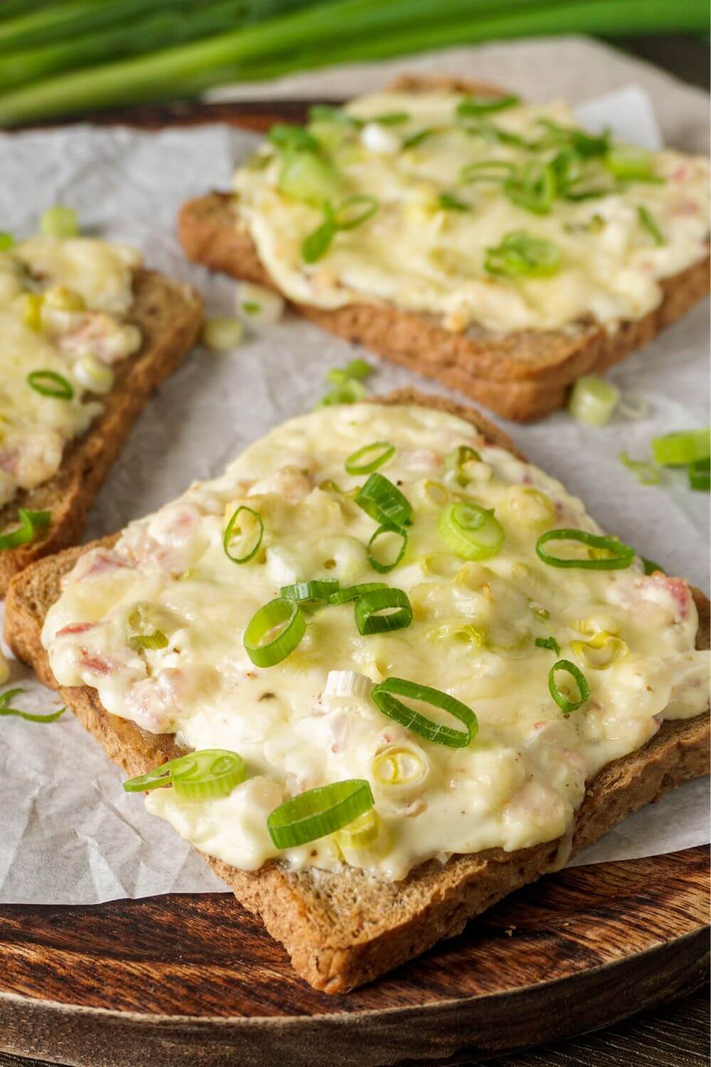 Flammkuchen-Toast mit Speck und Zwiebeln