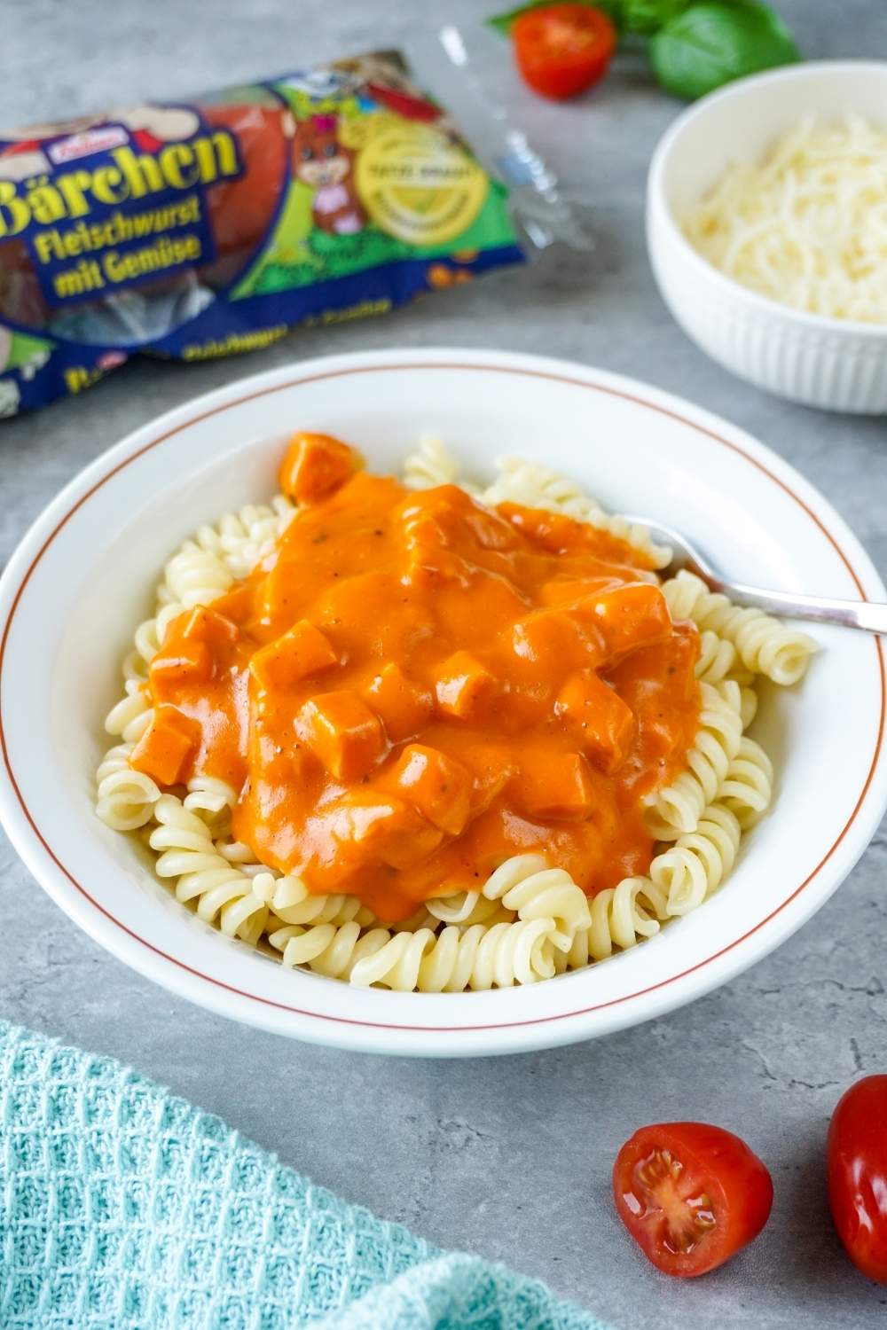 Nudeln mit Fleischwurst und Tomatensoße Nudeln mit Fleischwurst und Tomatensoße
