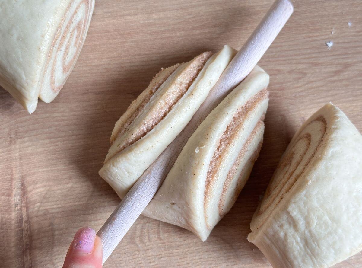 Franzbr&ouml;tchen mit Kochl&ouml;ffel in Form bringen