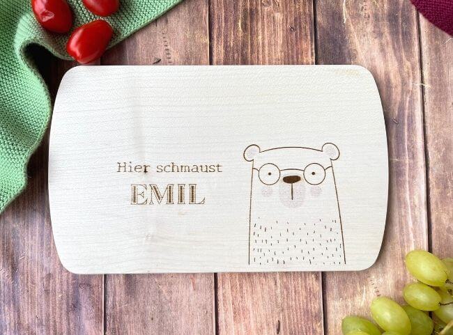 Nachhaltige Geschenkidee: Frühstücksbrettchen personalisiert & aus Holz