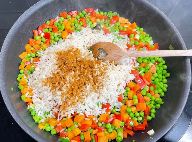 Reis mit Gemüse asiatisch anbraten