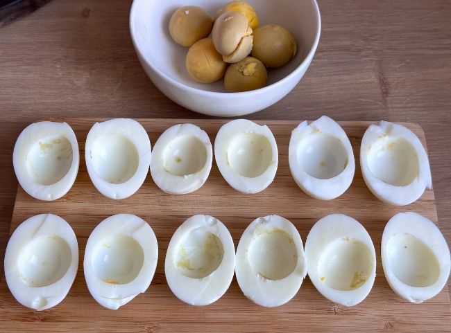 Eier halbieren, Eigelb entfernen