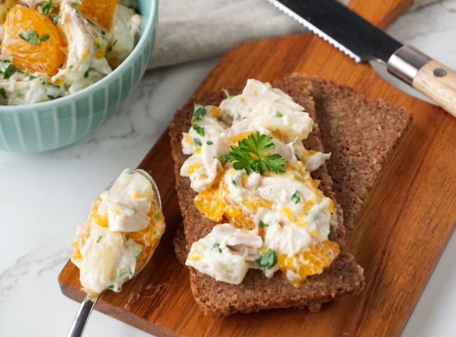 Geflügelsalat mit Ananas und Mayonnaise Geflügelsalat mit Ananas und Mayonnaise