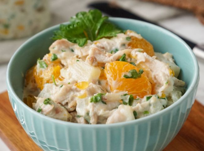 Geflügelsalat mit Ananas und Mayonnaise Geflügelsalat mit Ananas und Mayonnaise