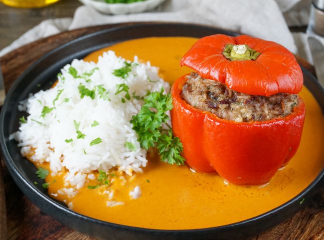 Gefüllte Paprikaschoten Hackfleisch Reis Tomatensosse