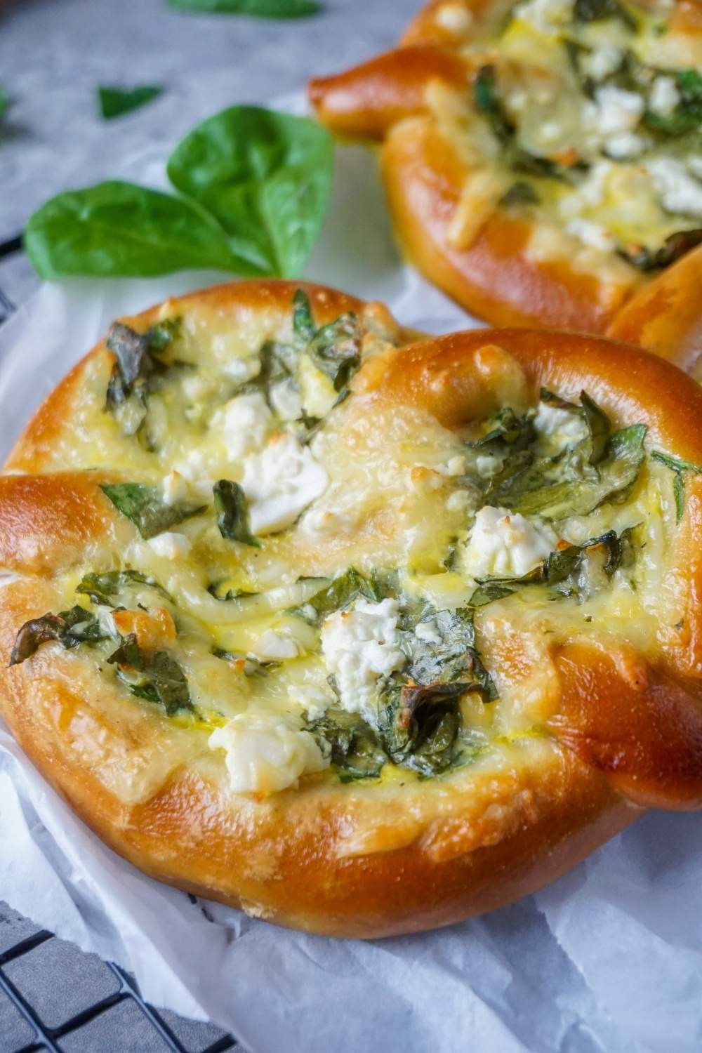 Schnelle Spinat-Feta-Brezeln aus TK-Laugengebäck Schnelle Spinat-Feta-Brezeln aus TK-Laugengebäck