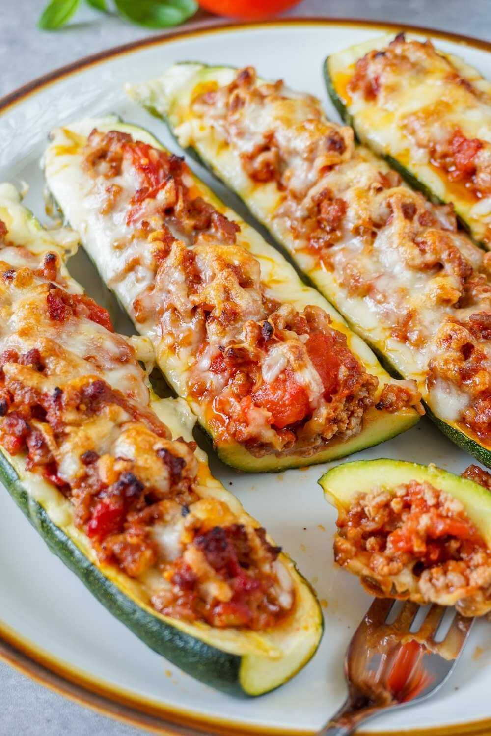Gefüllte Zucchini mit Hackfleisch Gefüllte Zucchini mit Hackfleisch