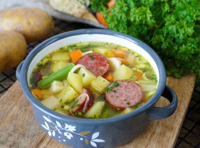 Kartoffeleintopf mit Gemüse und Cabanossi
