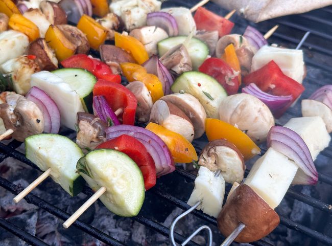 Gemüsespieße grillen