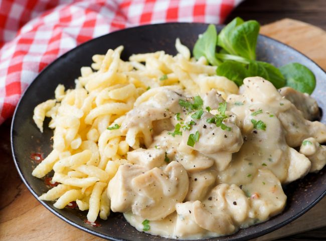 Geschnetzeltes mit Champignons und Spätzle