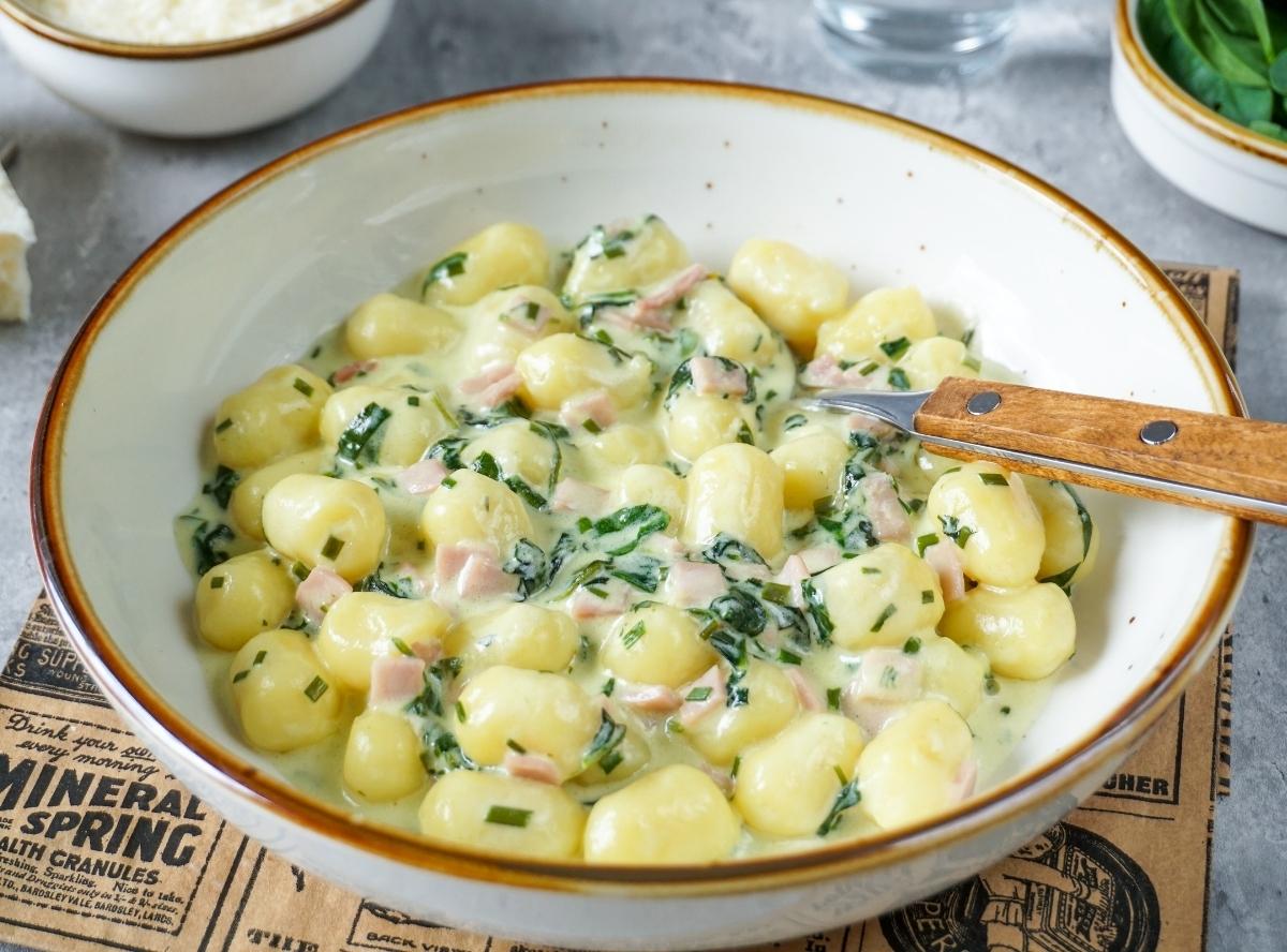 Gnocchi mit Spinat und Schinken-Sahne-Sauce Gnocchi mit Spinat und Schinken-Sahne-Sauce