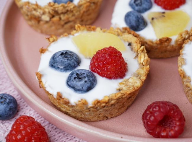 Granola Cups mit Joghurt und Früchten