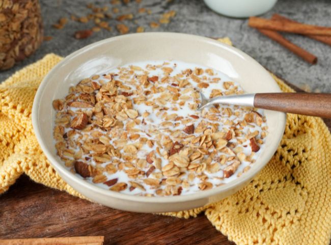 Granola mit Mandeln Granola mit Mandeln