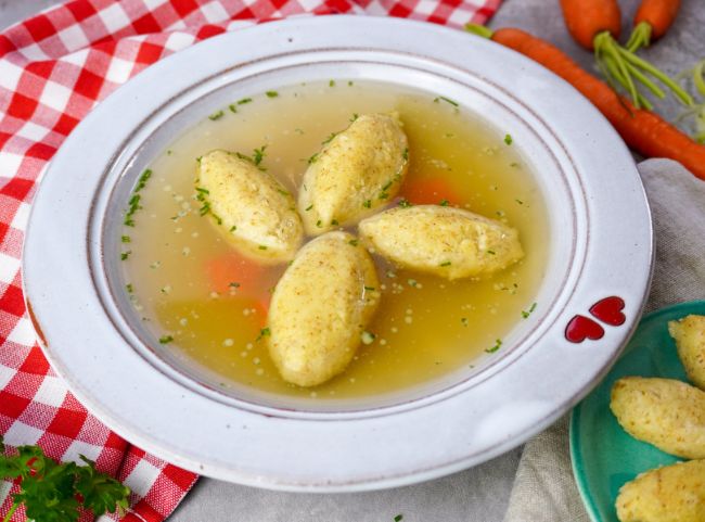 Omas Grießklößchensuppe