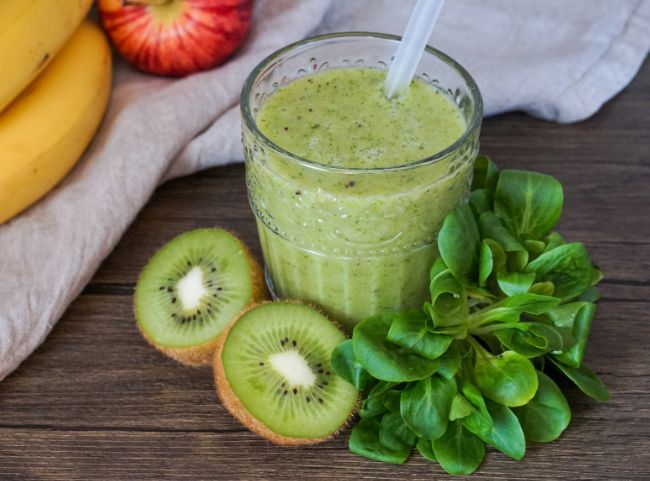 Grüner Smoothie mit Apfel, Banane und Feldsalat