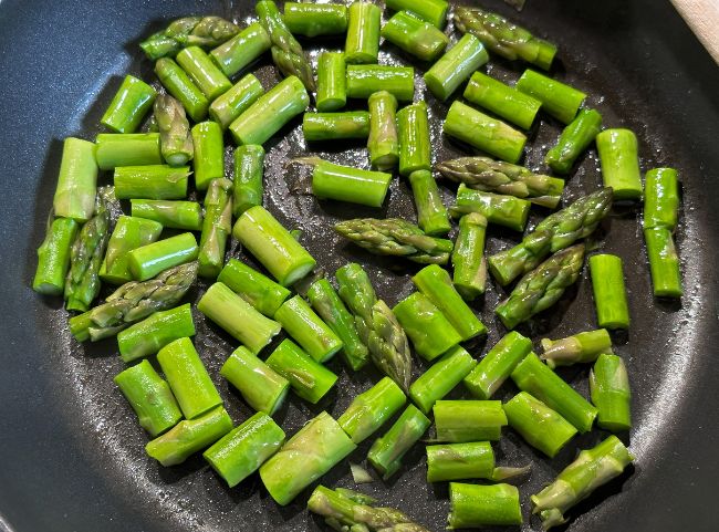 Grüner Spargel anbraten