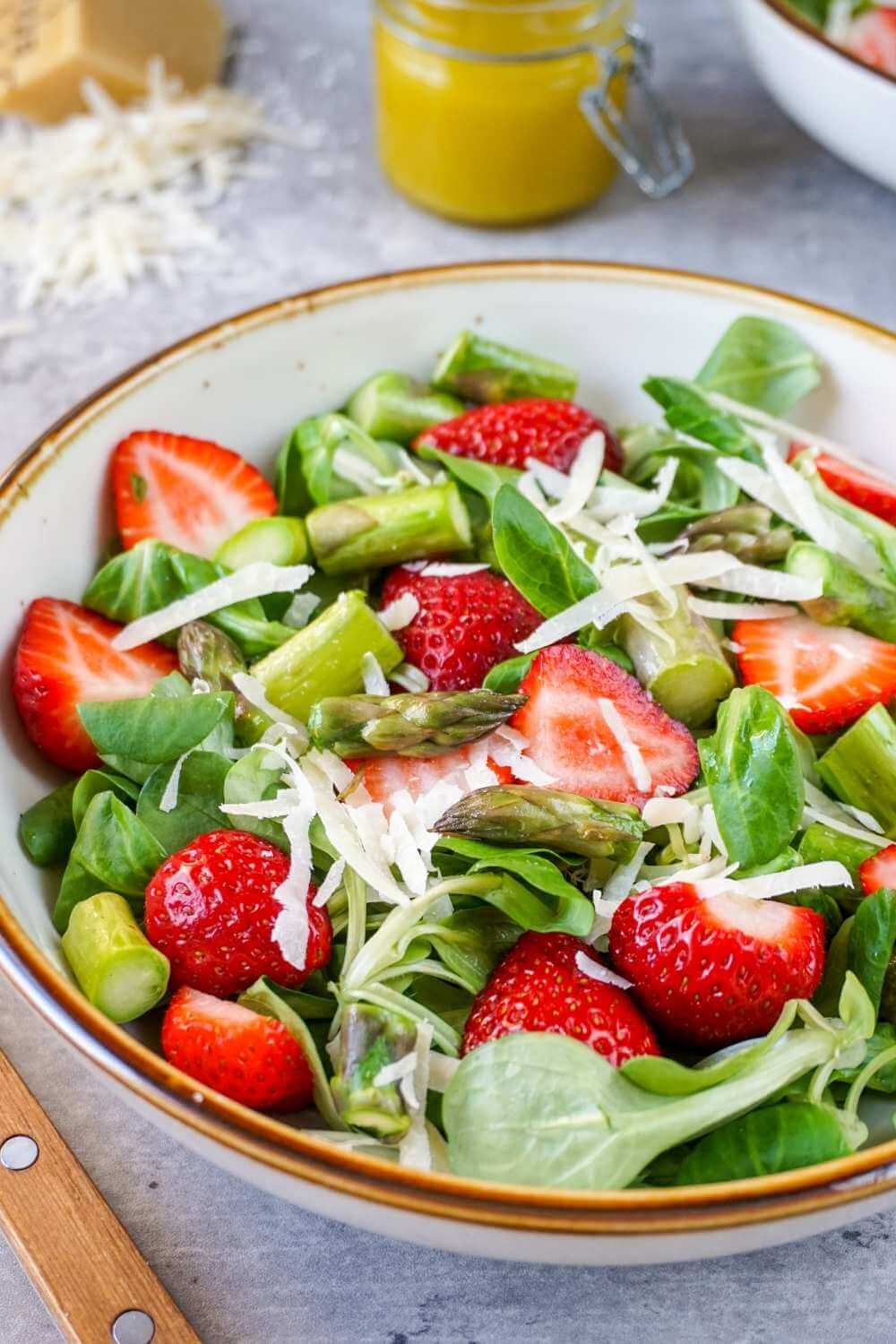 Spargel-Erdbeer-Salat – erfrischend einfaches Rezept Spargel-Erdbeer-Salat – erfrischend einfaches Rezept