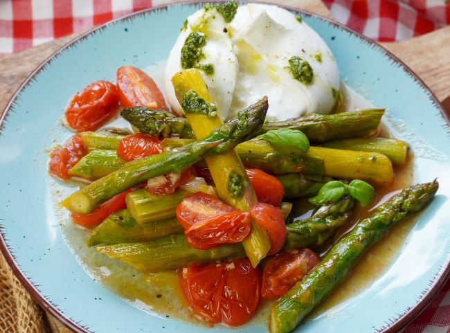 Grüner Spargel mit Tomaten und Burrata