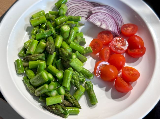 Grüner Spargel und Tomaten