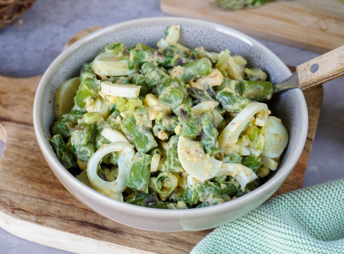 Grüner Spargelsalat mit Ei und Senf