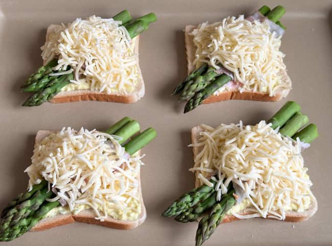 grüner Spargeltoast mit Käse überbacken