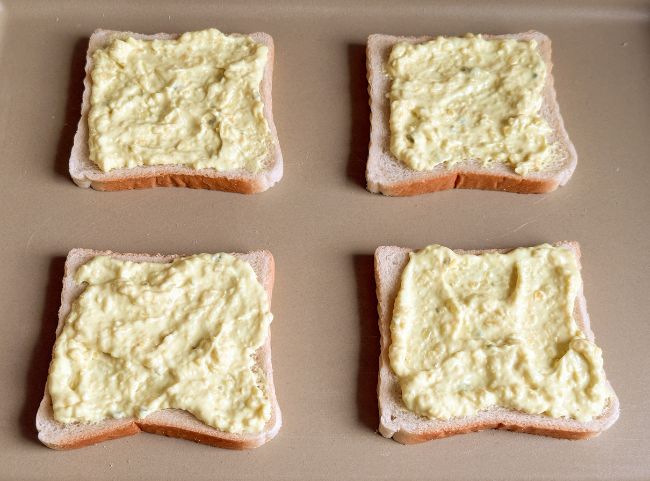 grüner Spargeltoast mit Sauce Hollandaise